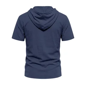 Vista posteriore dettagliata di una camicia estiva in lino blu navy con cappuccio per uomo