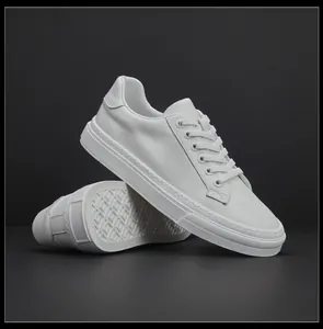 Vue détaillée de baskets en cuir blanc haut de gamme pour hommes au design épuré et minimaliste.