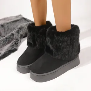 Detail van dames snowboots met plateauzool en een zachte imitatiebontkraag.