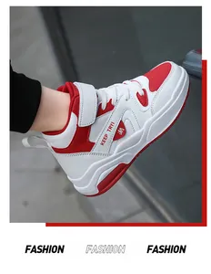 Détail des baskets montantes pour enfants en rouge et blanc avec bride velcro.