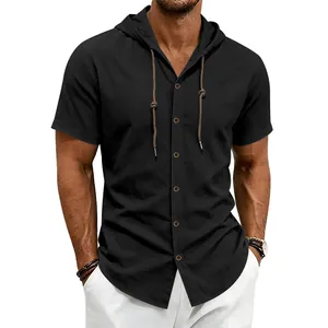 Dettaglio camicia in lino nero con cappuccio e maniche corte da uomo con coulisse.