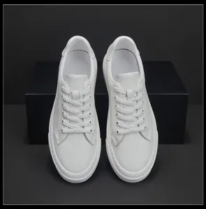 Vue de dessus de baskets haut de gamme en cuir de vachette blanc pour hommes sur boîte.