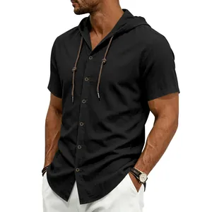Dettaglio della camicia da uomo nera a maniche corte in lino con cappuccio