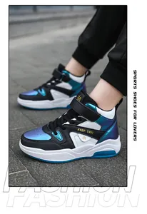 Vue détaillée de baskets montantes pour enfants avec finition irisée et velcro