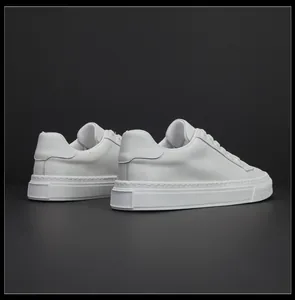 Vue arrière de baskets basses en cuir blanc haut de gamme pour hommes sur fond noir