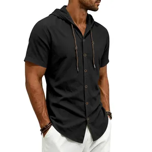 Dettaglio camicia con cappuccio in lino nero da uomo con bottoni e lacci