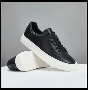 Détail de baskets de luxe en cuir de vachette noir avec semelles compensées blanches épaisses