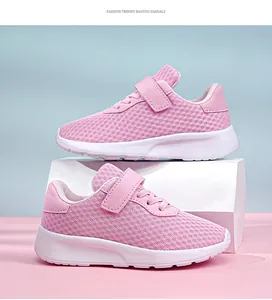 Vista dettagliata delle scarpe da corsa in rete rosa traspirante per bambine con suola morbida