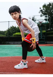 Baskets montantes blanches pour enfants avec détails verts et fermetures velcro sportives