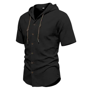 Vista dettagliata di una camicia di lino nera da uomo con cappuccio e cordoncino.