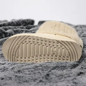 Gedetailleerd overzicht van de antislip dikke zool van warme beige sneeuwlaarzen