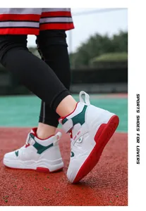 Vue détaillée de chaussures de sport montantes pour enfants avec accents rouges