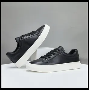 Baskets en cuir noir premium pour hommes avec semelles blanches épaisses et design épuré