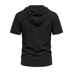 Vista posteriore dettagliata di una camicia con cappuccio in lino nero da uomo estate