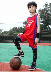 Garçon portant des chaussures de sport montantes sur un terrain de basket avec ballon.