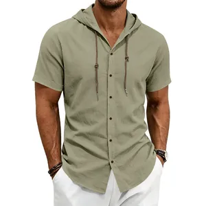Dettaglio di una camicia con cappuccio in lino kaki da uomo traspirante con coulisse.