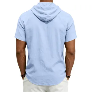 Vista posteriore di una camicia con cappuccio a maniche corte in lino blu da uomo