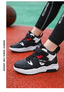 Gros plan de chaussures de sport montantes pour enfants en cuir noir