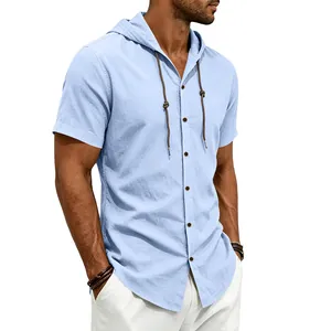 Dettaglio della camicia in lino azzurro con cappuccio da uomo, lacci e bottoni