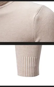 Detalle de cerca que muestra la textura de punto fino de un suéter beige para hombre