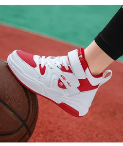 Détail des baskets montantes rouges et blanches pour enfants avec bande velcro