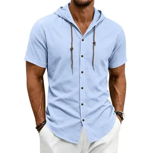 Dettaglio della camicia estiva traspirante in lino celeste con cappuccio per uomo