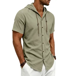 Dettaglio di una camicia in lino con cappuccio verde oliva da uomo su modello