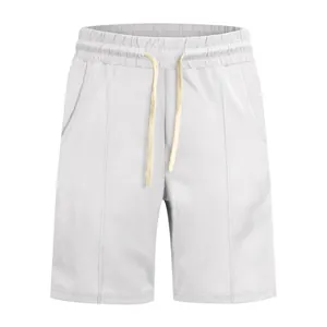 Vista dettagliata dei pantaloncini da golf bianchi da uomo con motivo a coste verticali.