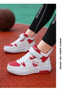 Détail de chaussures de sport montantes pour enfants rouge et blanc avec bande auto-agrippante