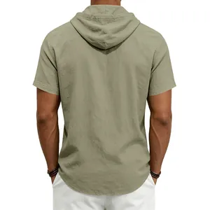 Vista posteriore di una camicia da uomo in lino verde oliva con cappuccio