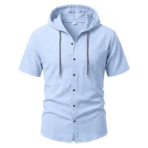 Vista dettagliata della camicia con cappuccio in lino azzurro a maniche corte da uomo