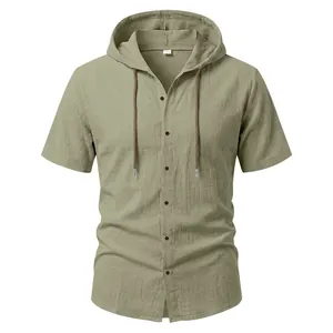 Dettaglio della camicia a maniche corte in lino verde oliva con cappuccio e bottoni.