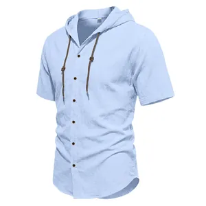 Vista dettagliata della trama in lino traspirante su camicia con cappuccio azzurra