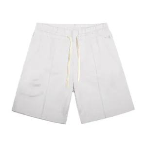 Dettaglio dei pantaloncini sportivi casual da golf in stile britannico.