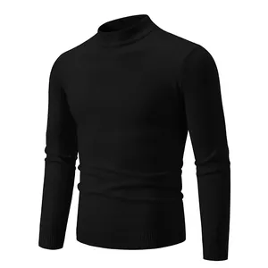 Vista detallada de la textura de punto fino y cuello alto del jersey negro de corte ajustado