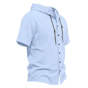 Vista dettagliata di una camicia da uomo in lino azzurro con cappuccio e bottoni marroni