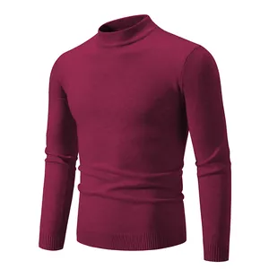 Jersey de punto burdeos para hombre, corte entallado con cuello semialto y puños.
