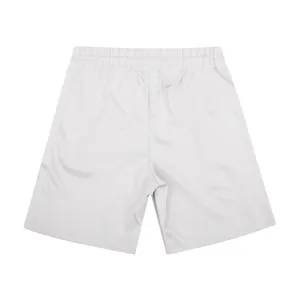 Vista posteriore dettagliata di pantaloncini da golf bianchi a coste con vita elastica