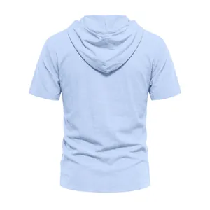 Vista posteriore di una camicia con cappuccio in lino azzurro traspirante da uomo a maniche corte