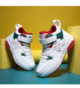 Vue détaillée de baskets montantes pour enfants blanc, vert et rouge avec velcro