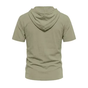 Vista posteriore di una camicia a maniche corte con cappuccio in lino traspirante verde salvia
