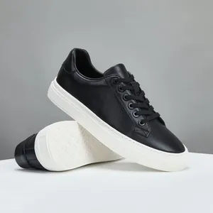 Baskets de luxe pour hommes en cuir noir avec semelle plateforme blanche décontractée