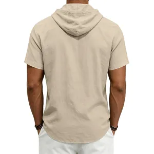 Vista posteriore dettagliata di una camicia da uomo in lino con cappuccio a maniche corte