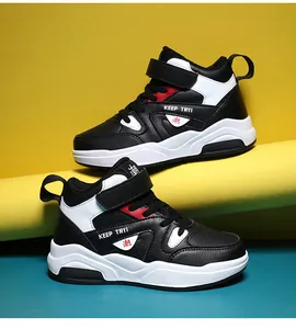 Gros plan de baskets montantes pour enfants avec scratchs et texte keep tryi