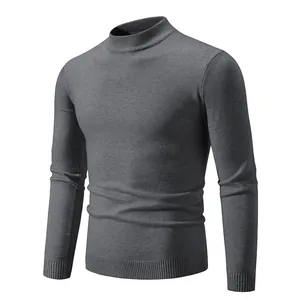Primer plano de un jersey de punto gris para hombre con cuello alto y corte ajustado.