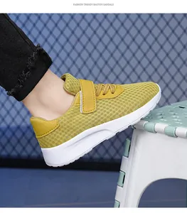 Vista dettagliata delle sneakers da corsa in mesh giallo per bambine con suola morbida e leggera