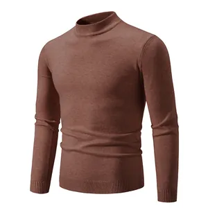 Detalle de un suéter de punto ajustado para hombre con cuello semialto en color marrón teja