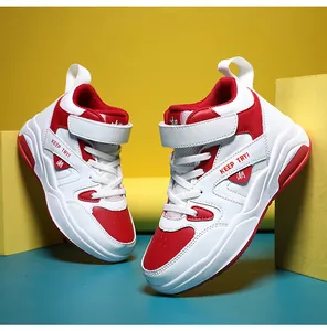 Détails des baskets montantes rouges et blanches pour enfants avec fermeture velcro
