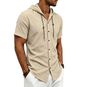Vista dettagliata della trama in lino traspirante su camicia casual da uomo con cappuccio