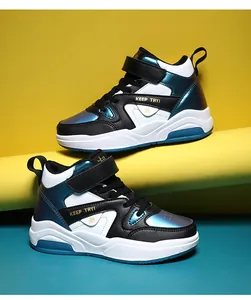 Vue détaillée de baskets montantes pour enfants bleu métallisé et noir avec bandes velcro